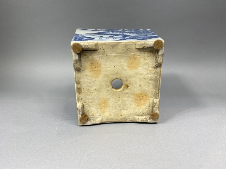 Chine - Cache-pot en céramique bleu blanc de forme carré à décor toutes faces d…