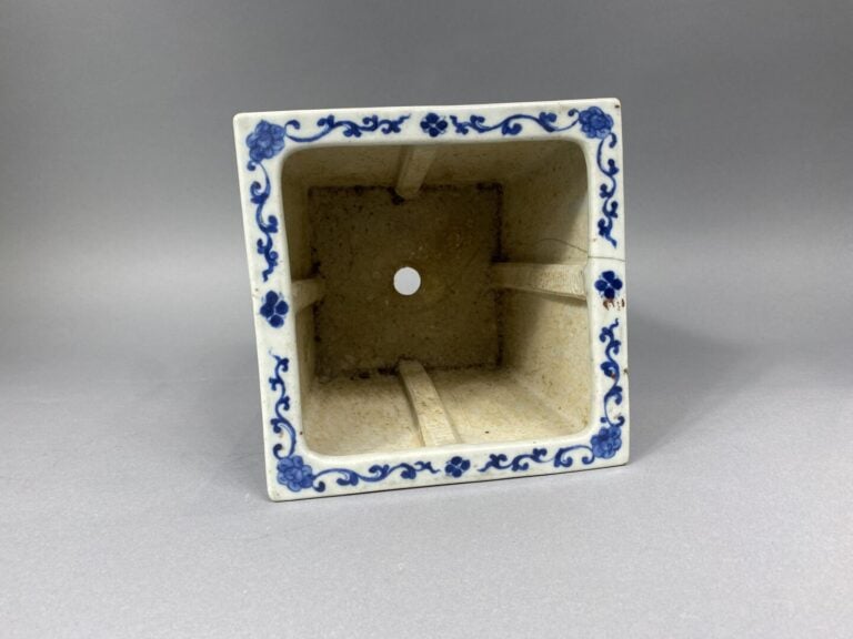Chine - Cache-pot en céramique bleu blanc de forme carré à décor toutes faces d…