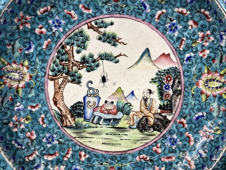 Chine, Canton - Assiette creuse en émaux sur cuivre ornée d'une scène animée d'…