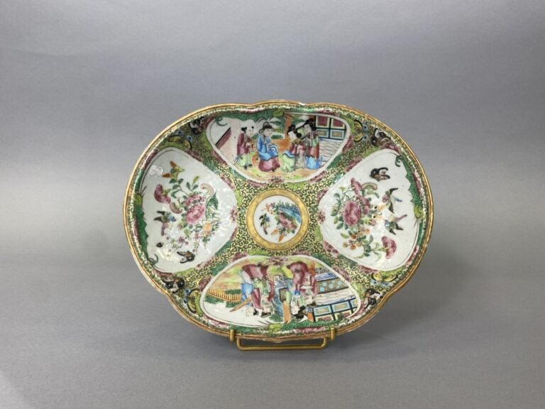 Chine, Canton - Coupelle sur pied polylobée en porcelaine émaillée dans le goût…