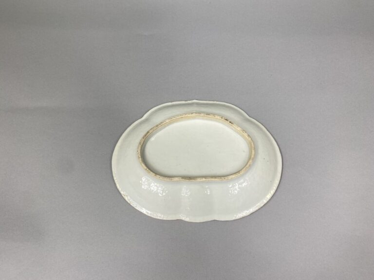 Chine, Canton - Coupelle sur pied polylobée en porcelaine émaillée dans le goût…