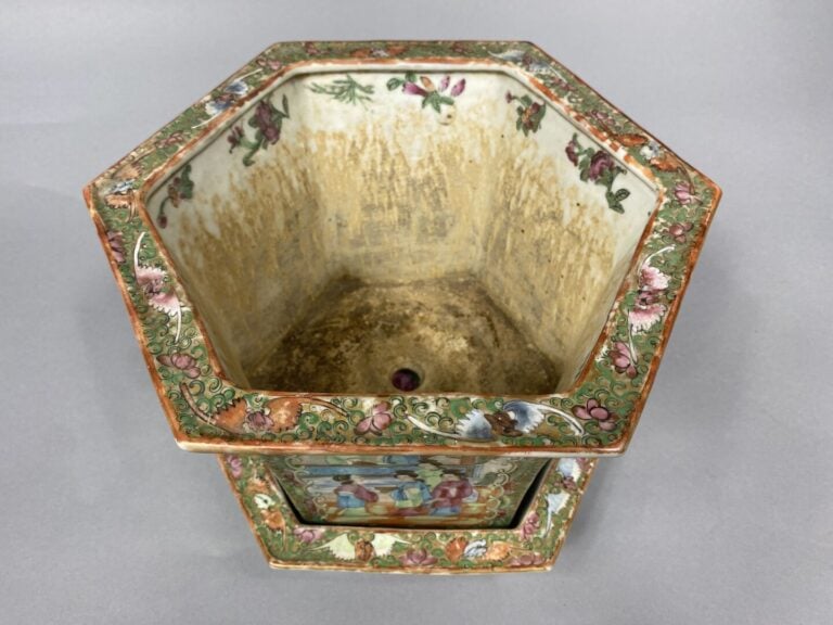 Chine, Canton - Grande jardinière et sa coupelle en porcelaine émaillée, canton…
