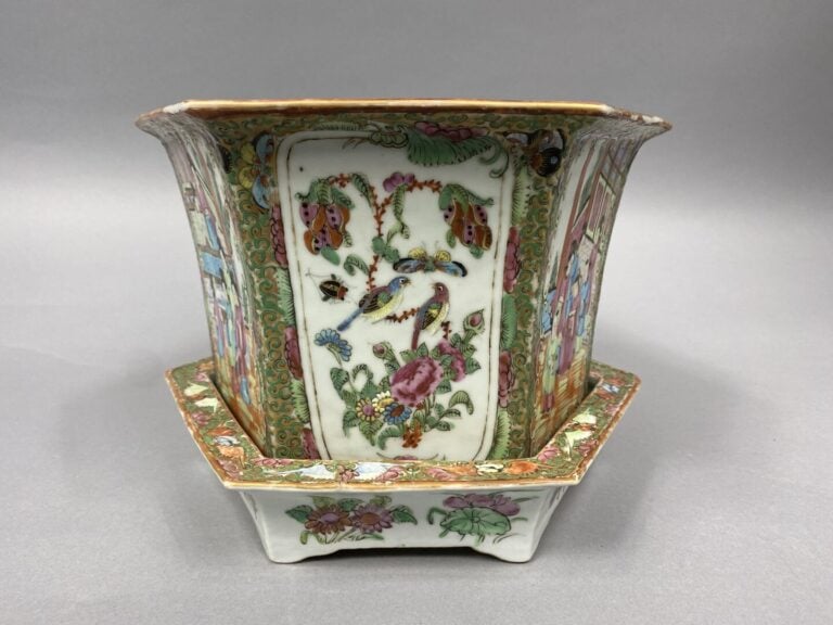 Chine, Canton - Grande jardinière et sa coupelle en porcelaine émaillée, canton…