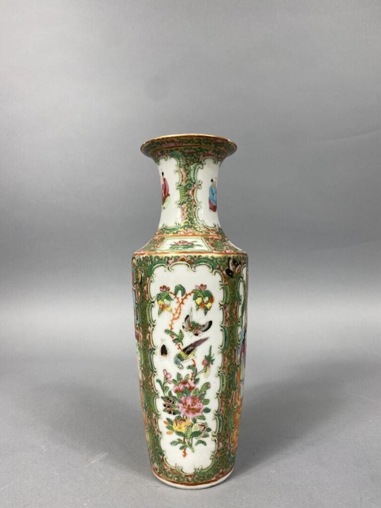 Chine, Canton - Petit vase balustre en porcelaine émaillée dans la goût de la "…