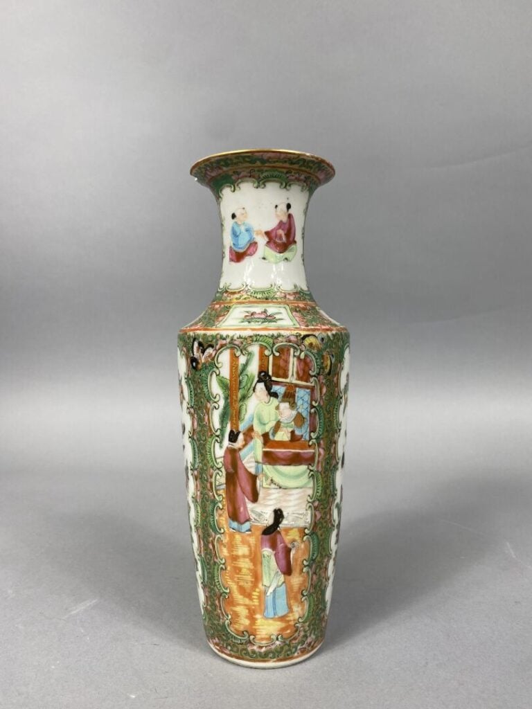 Chine, Canton - Petit vase balustre en porcelaine émaillée dans la goût de la "…