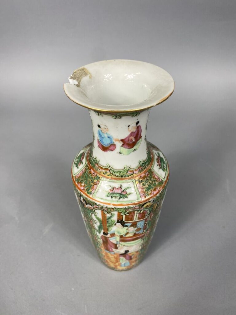 Chine, Canton - Petit vase balustre en porcelaine émaillée dans la goût de la "…