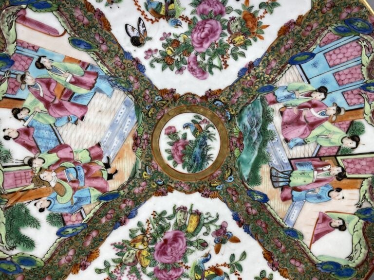 Chine, Canton - Plat rond en céramique émaillée dans le gout de la famille rose…