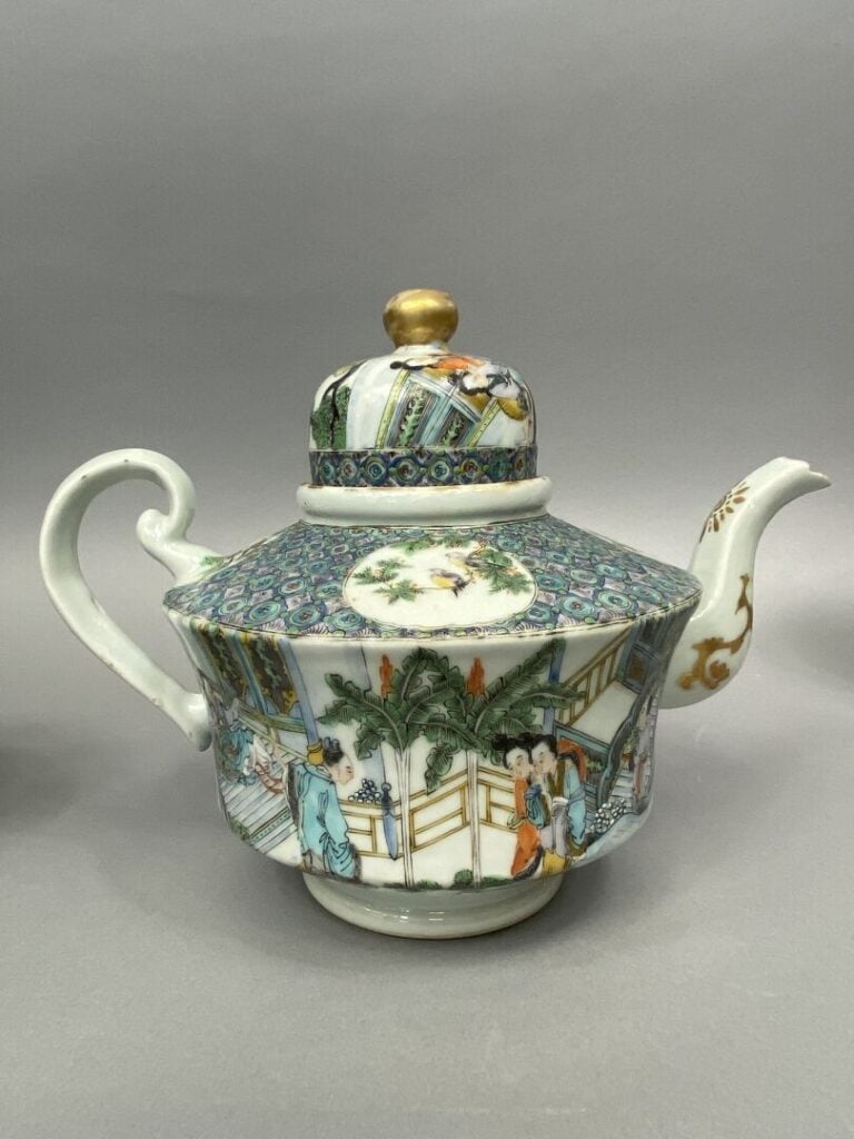 Chine, Canton - Service en porcelaine émaillée polychrome de Canton à décor de…