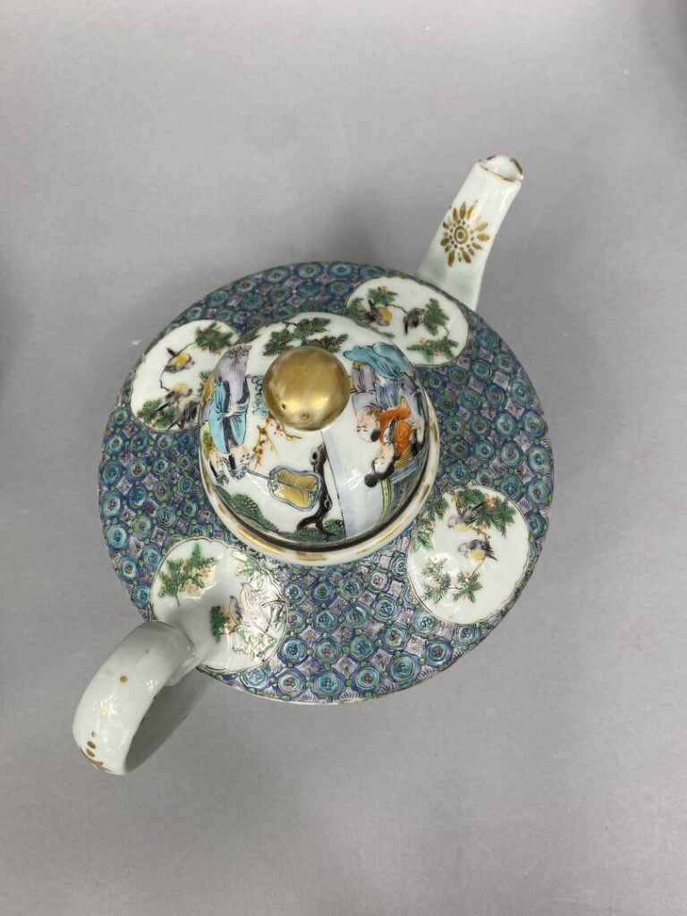 Chine, Canton - Service en porcelaine émaillée polychrome de Canton à décor de…