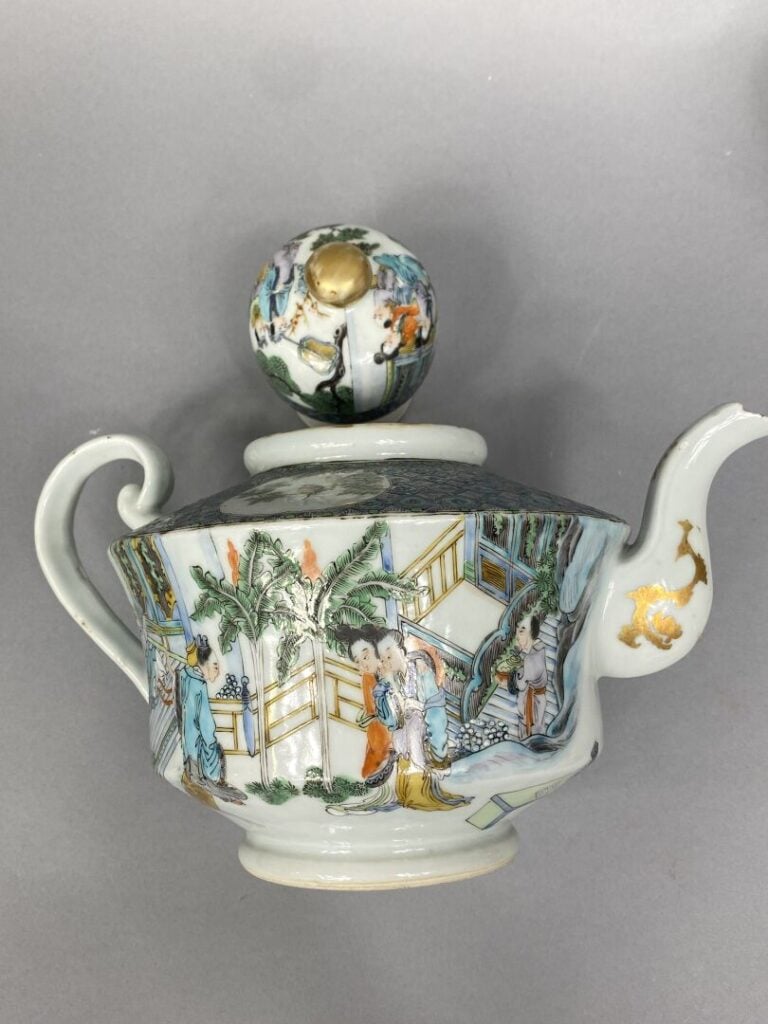 Chine, Canton - Service en porcelaine émaillée polychrome de Canton à décor de…