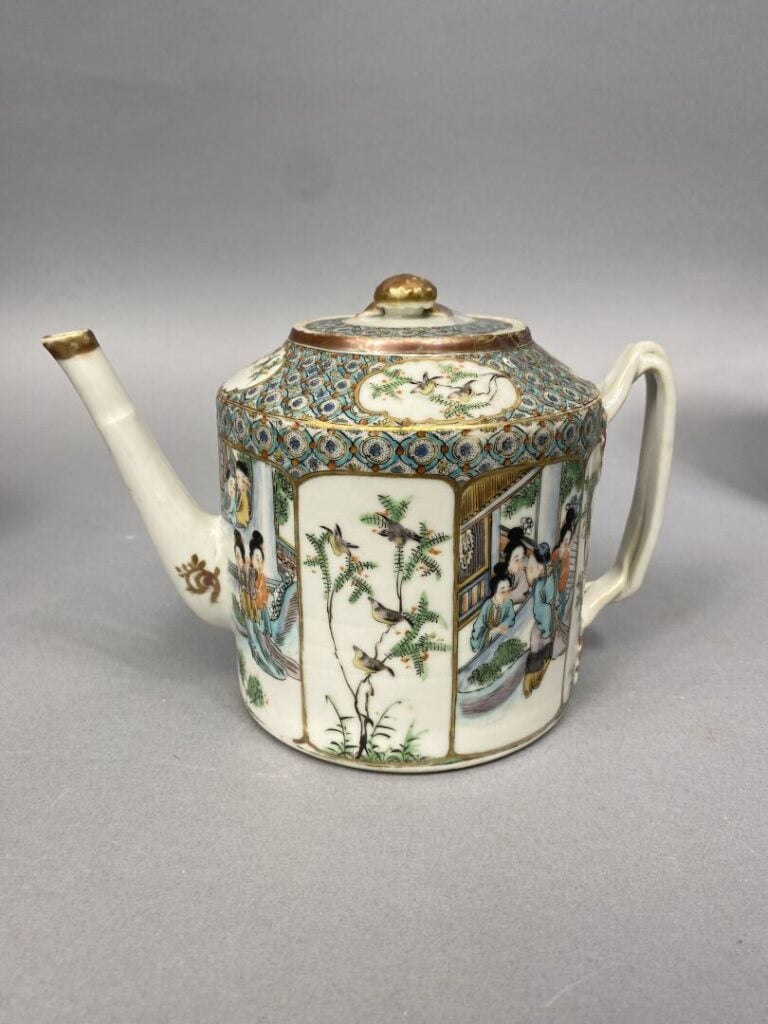 Chine, Canton - Service en porcelaine émaillée polychrome de Canton à décor de…