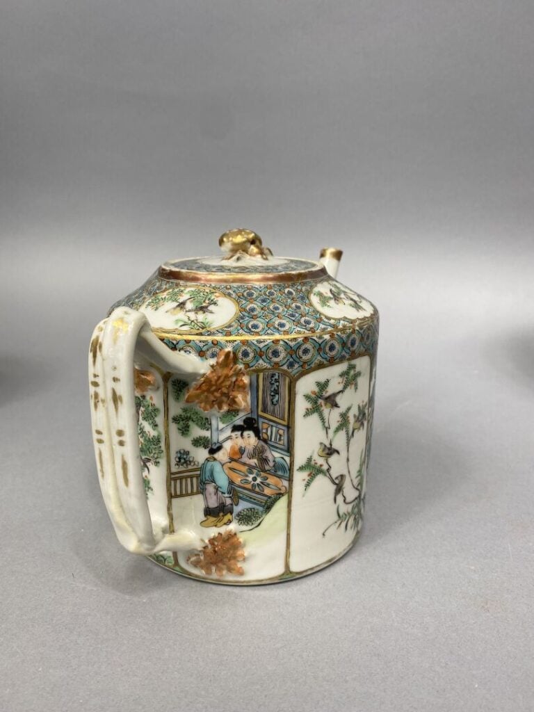 Chine, Canton - Service en porcelaine émaillée polychrome de Canton à décor de…