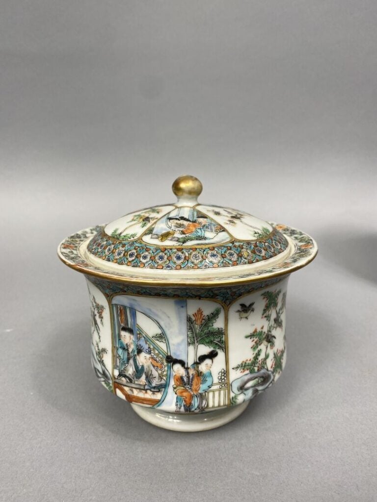 Chine, Canton - Service en porcelaine émaillée polychrome de Canton à décor de…