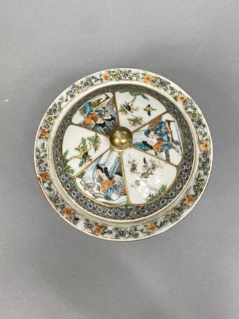 Chine, Canton - Service en porcelaine émaillée polychrome de Canton à décor de…