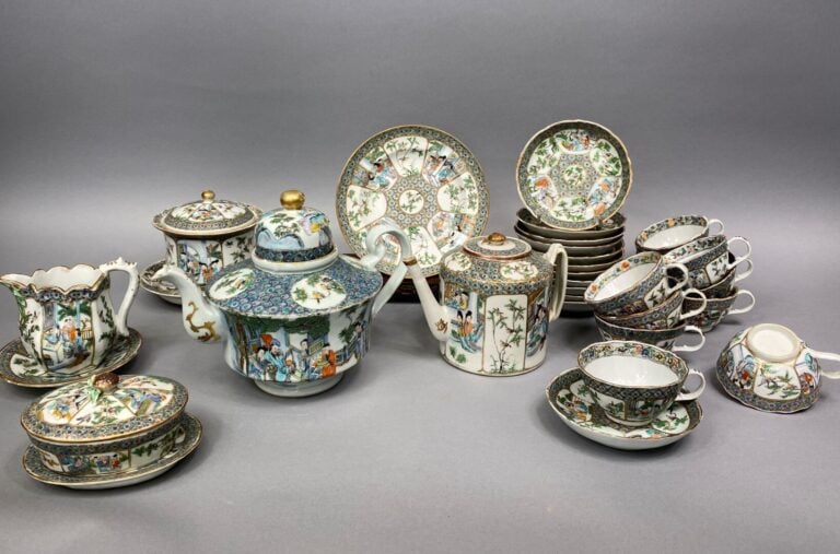 Chine, Canton - Service en porcelaine émaillée polychrome de Canton à décor de…