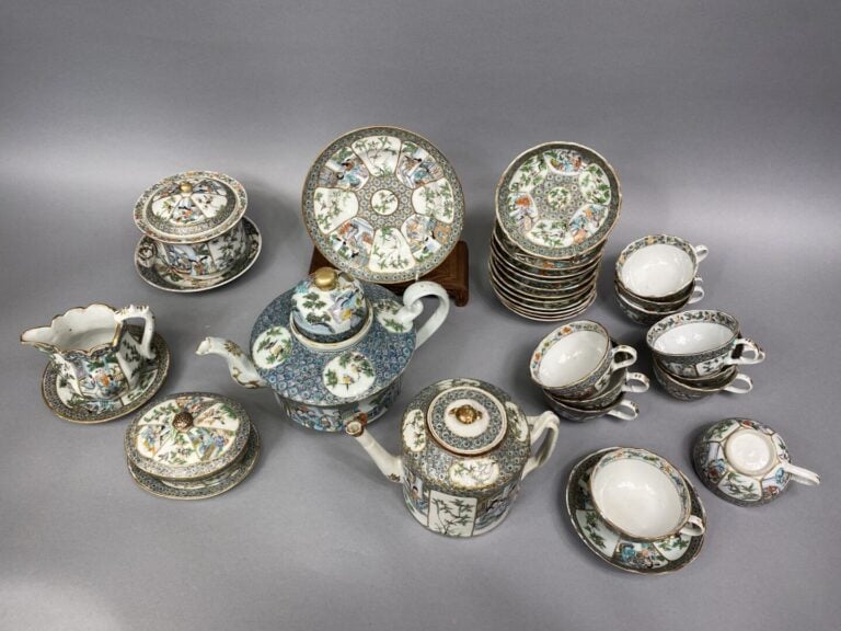 Chine, Canton - Service en porcelaine émaillée polychrome de Canton à décor de…