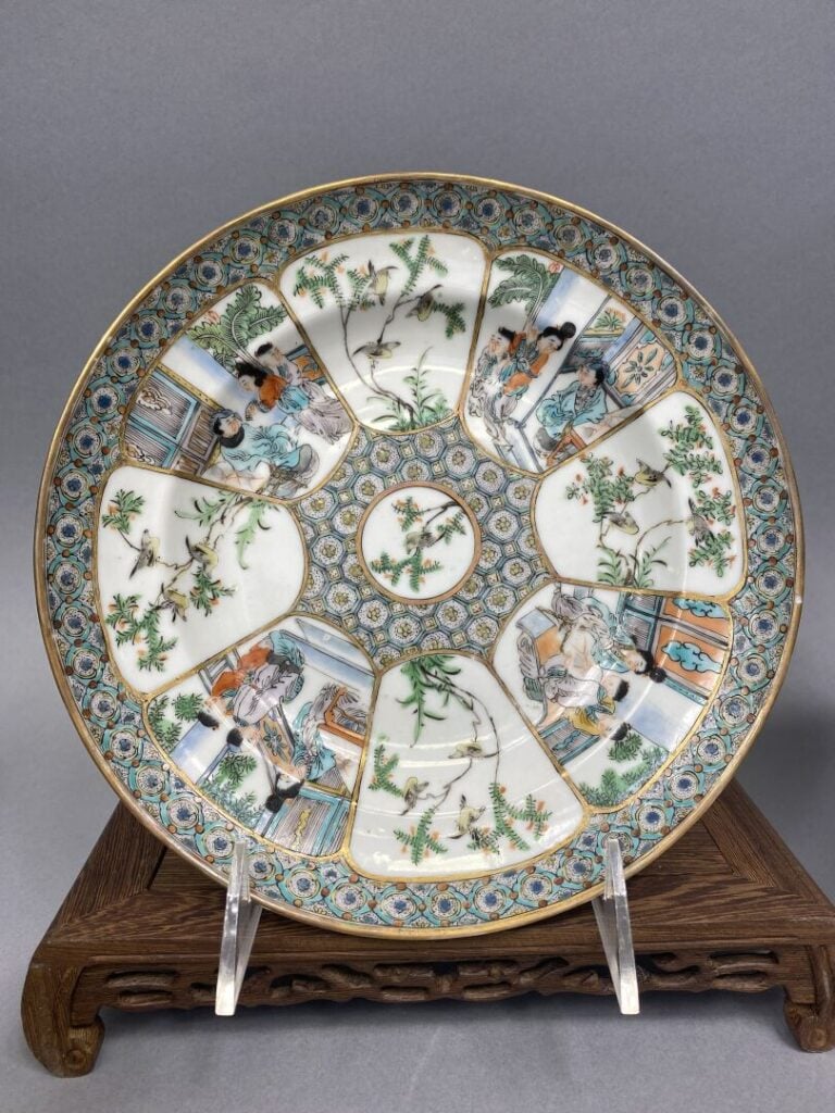 Chine, Canton - Service en porcelaine émaillée polychrome de Canton à décor de…