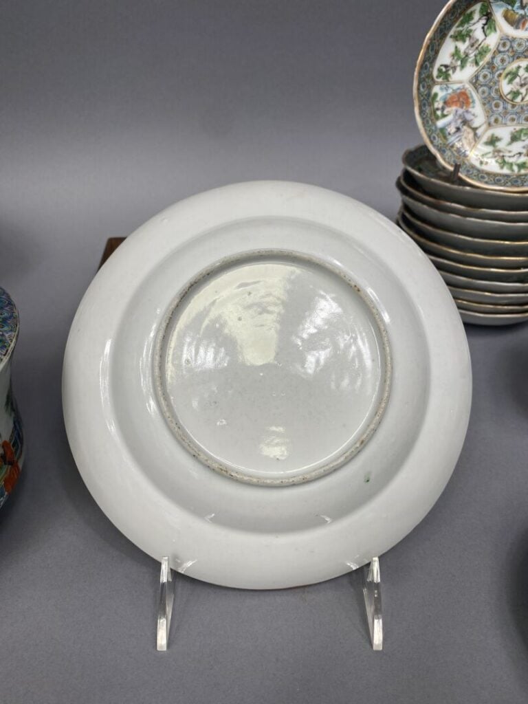 Chine, Canton - Service en porcelaine émaillée polychrome de Canton à décor de…