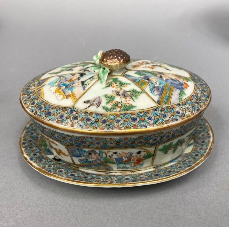 Chine, Canton - Service en porcelaine émaillée polychrome de Canton à décor de…