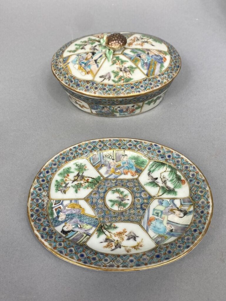Chine, Canton - Service en porcelaine émaillée polychrome de Canton à décor de…