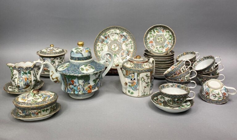 Chine, Canton - Service en porcelaine émaillée polychrome de Canton à décor de…