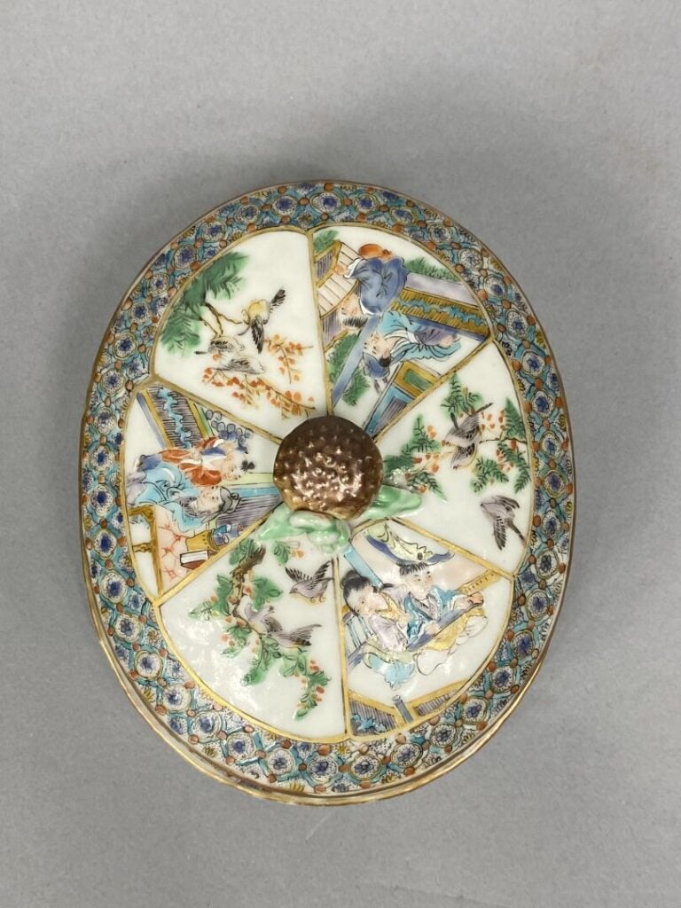 Chine, Canton - Service en porcelaine émaillée polychrome de Canton à décor de…