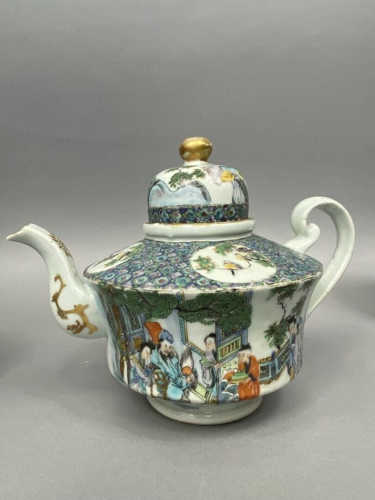 Chine, Canton - Service en porcelaine émaillée polychrome de Canton à décor de…
