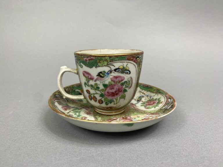 Chine, Canton - Tasse et sous-tasse en porcelaine de Canton à décor de scènes a…