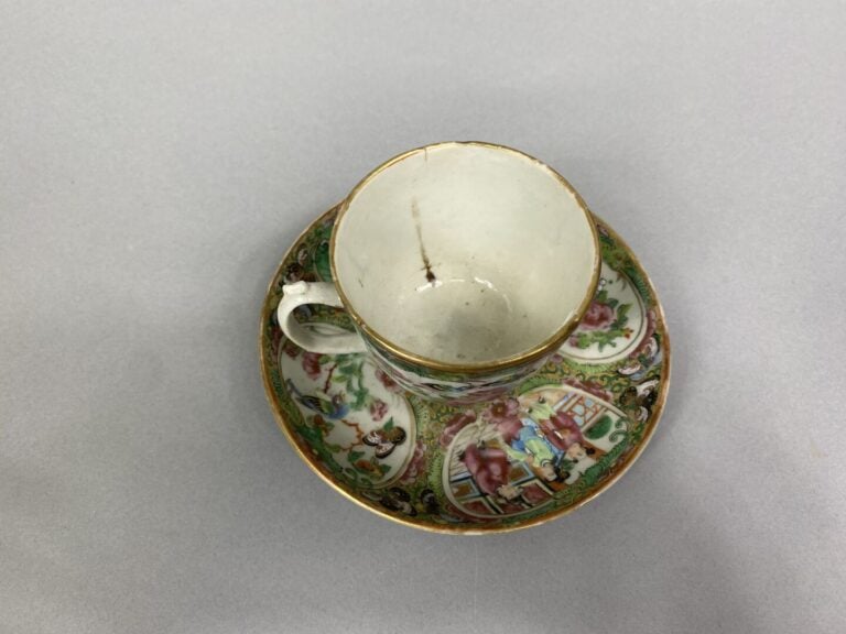 Chine, Canton - Tasse et sous-tasse en porcelaine de Canton à décor de scènes a…