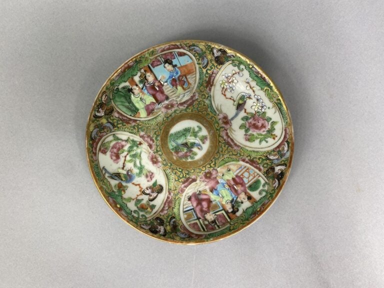 Chine, Canton - Tasse et sous-tasse en porcelaine de Canton à décor de scènes a…