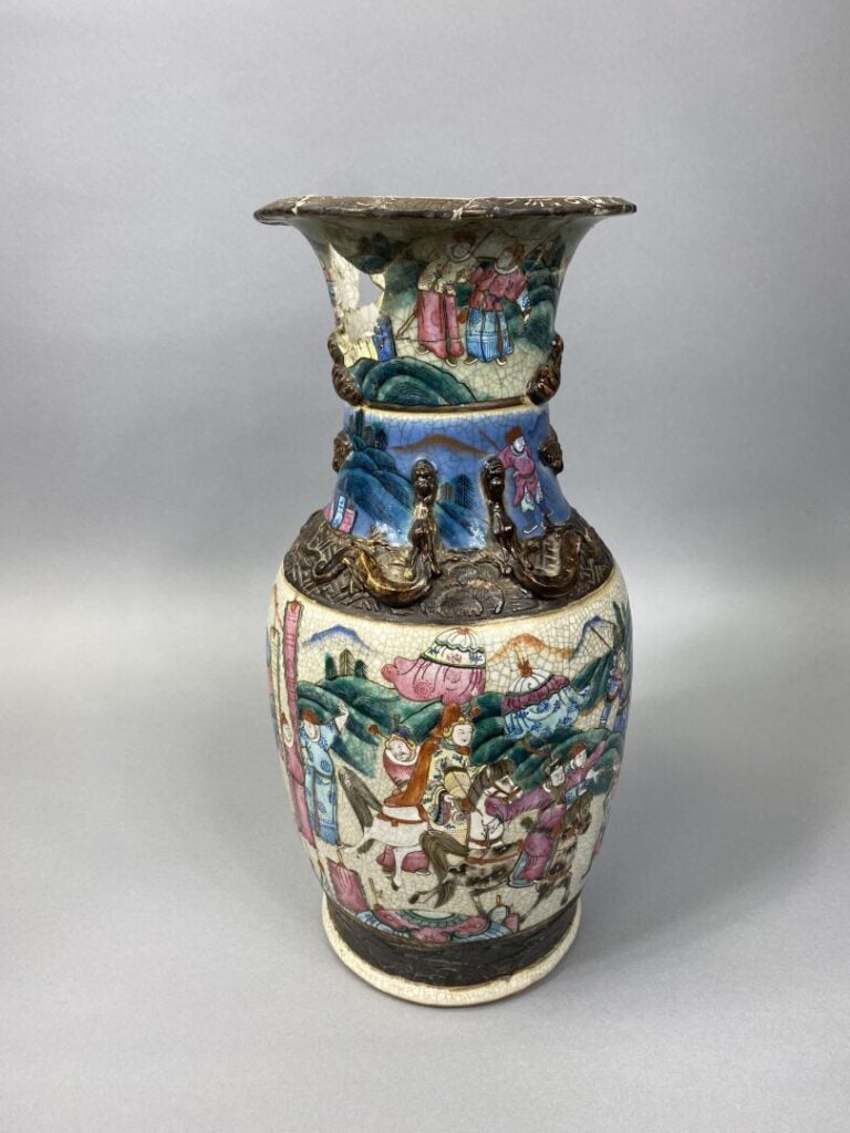 Chine, Canton - Vase balustre en porcelaine émaillée craquelée à décor de caval…