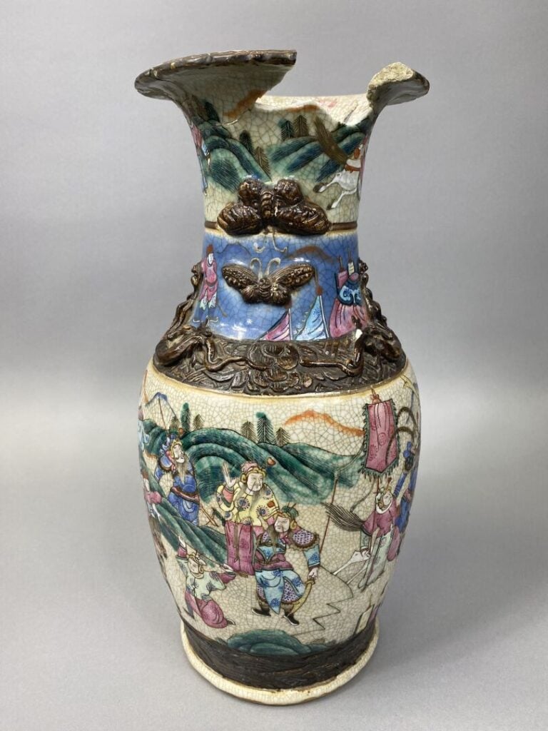 Chine, Canton - Vase balustre en porcelaine émaillée craquelée à décor de caval…