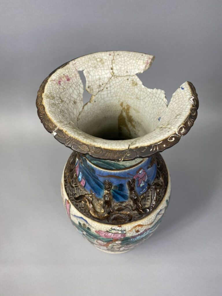 Chine, Canton - Vase balustre en porcelaine émaillée craquelée à décor de caval…