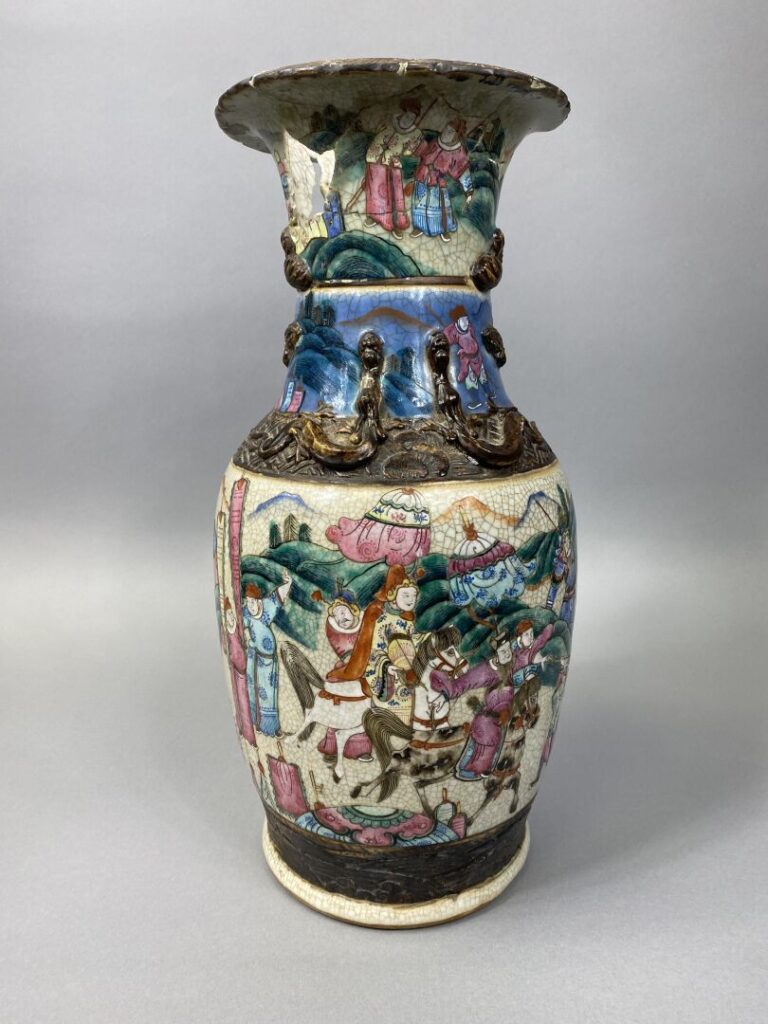 Chine, Canton - Vase balustre en porcelaine émaillée craquelée à décor de caval…