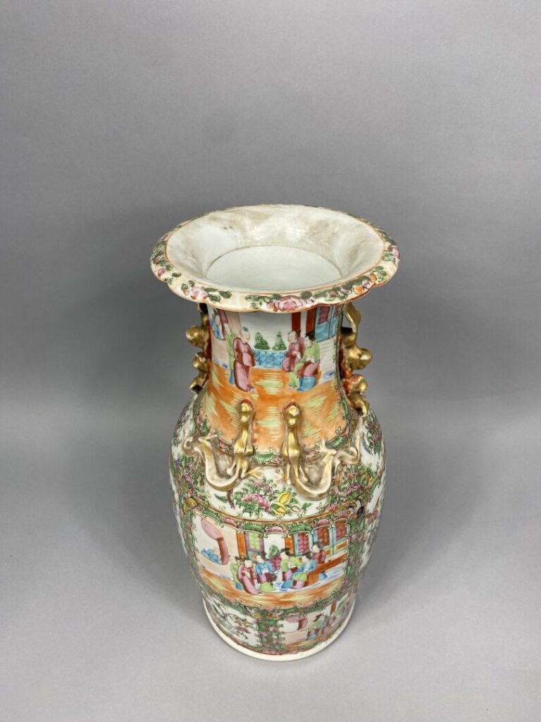 Chine, Canton - Vase balustre en porcelaine émaillée dans le goût de la "Famill…