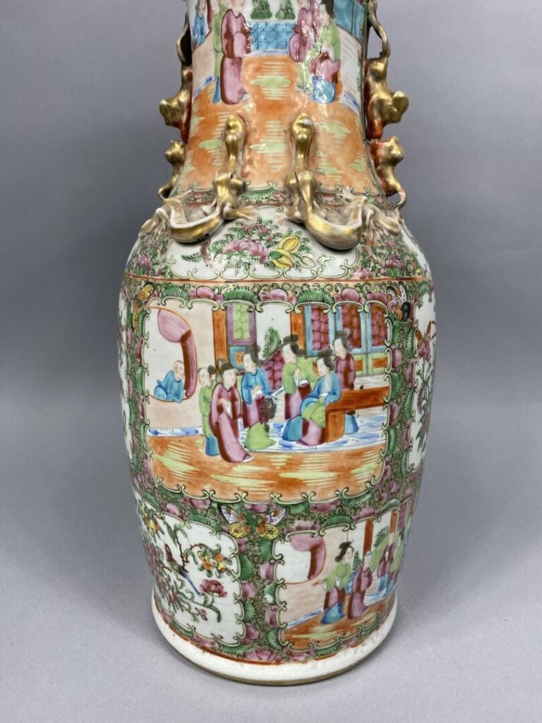 Chine, Canton - Vase balustre en porcelaine émaillée dans le goût de la "Famill…