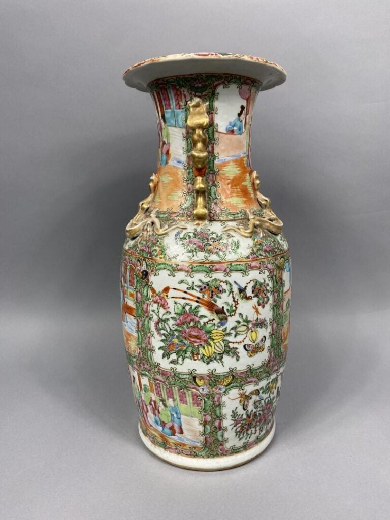 Chine, Canton - Vase balustre en porcelaine émaillée dans le goût de la "Famill…