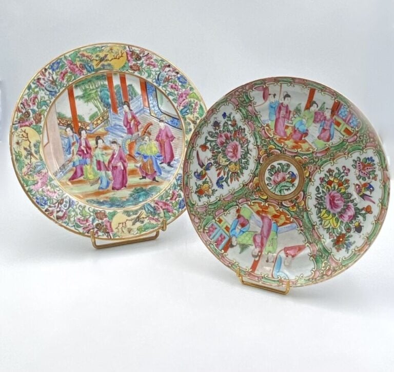 CHINE, Canton - XIXe siècle - Ensemble de 2 assiettes en porcelaine émaillée po…