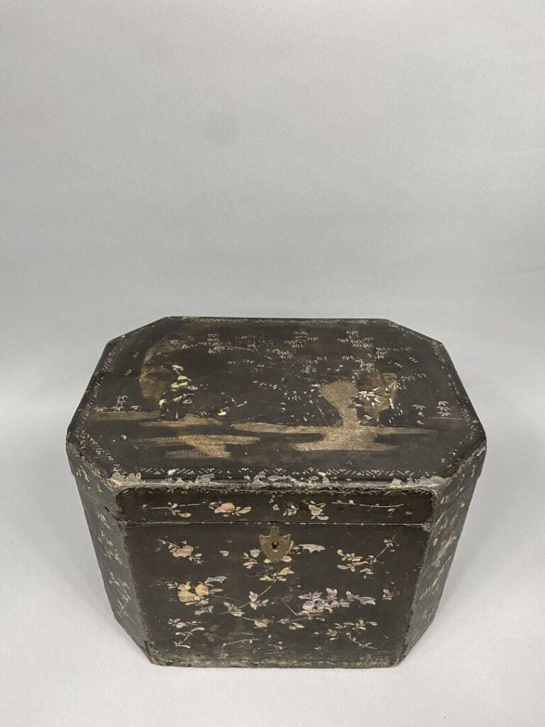 Chine - Coffre en bois laqué à décor burgauté de branchages fleuris, personnage…