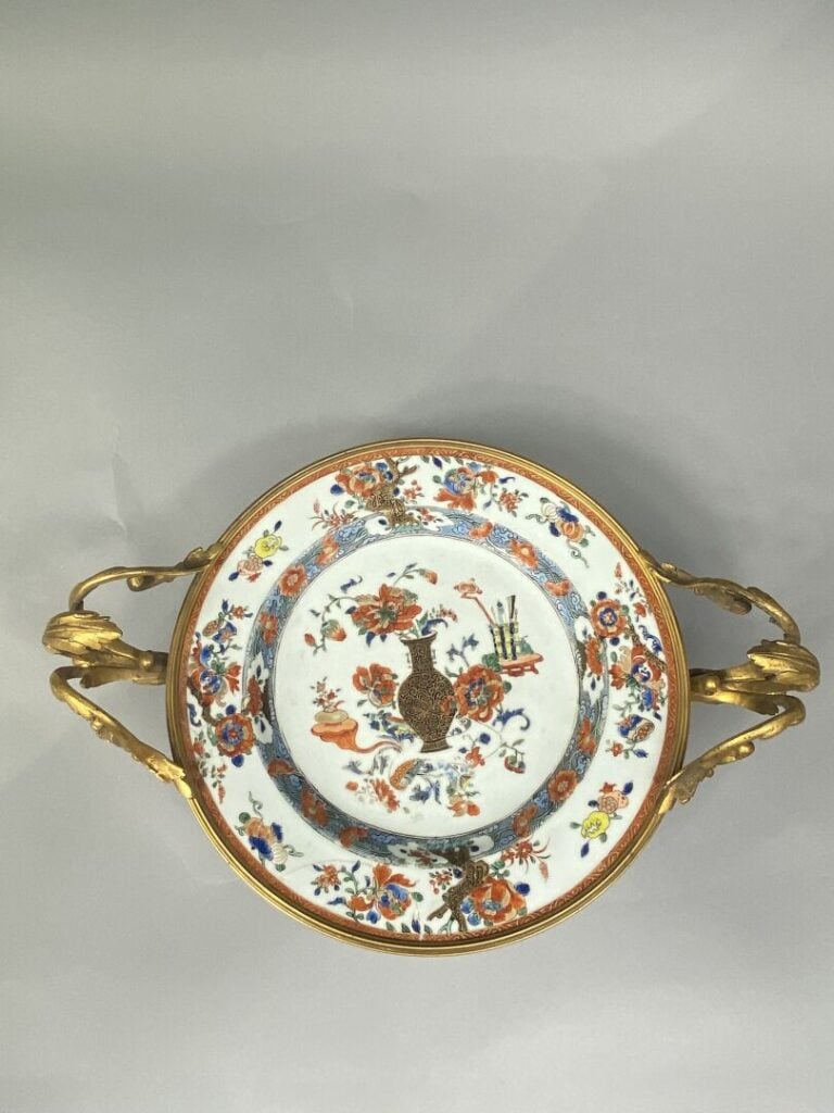 Chine, Compagnie des Indes - Assiette en porcelaine émaillée polychrome dans le…