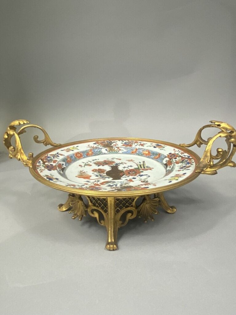 Chine, Compagnie des Indes - Assiette en porcelaine émaillée polychrome dans le…
