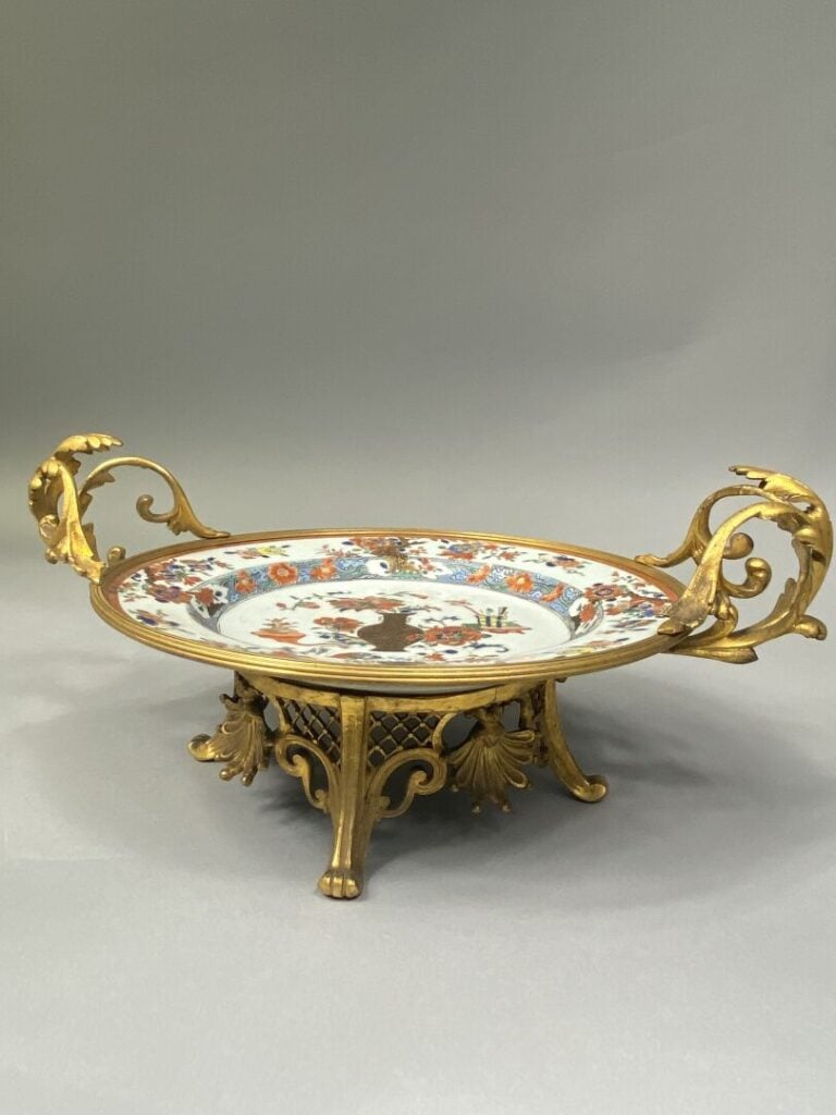 Chine, Compagnie des Indes - Assiette en porcelaine émaillée polychrome dans le…