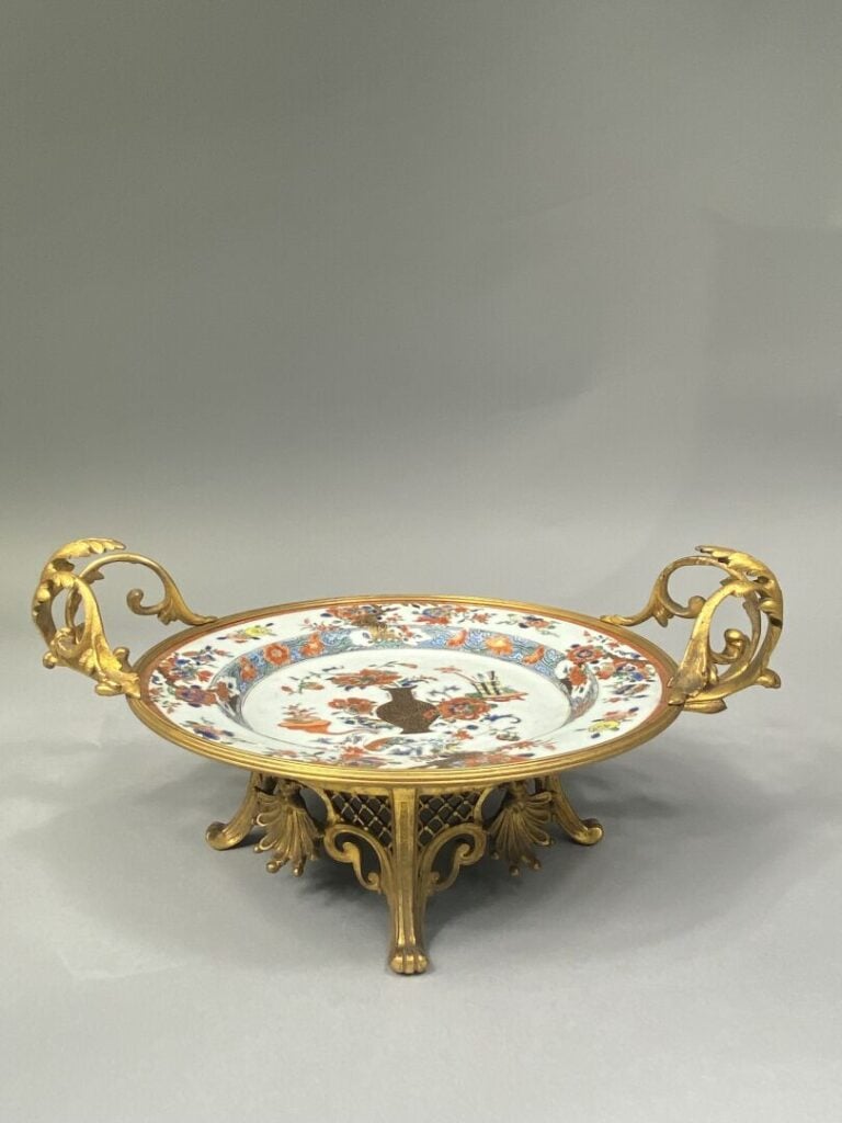 Chine, Compagnie des Indes - Assiette en porcelaine émaillée polychrome dans le…