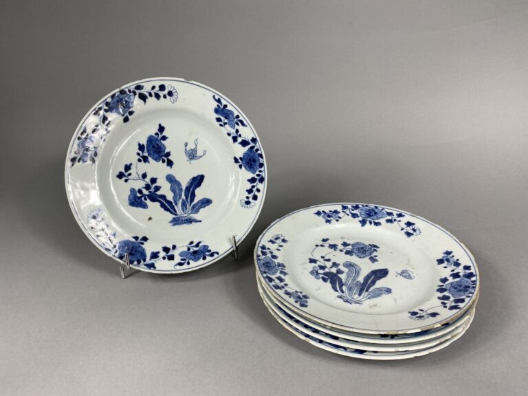 Chine, Compagnie des Indes - Ensemble de cinq assiettes en porcelaine bleu blan…