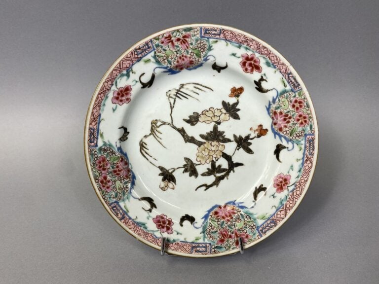 Chine, Compagnie des Indes - Ensemble de deux assiettes en porcelaine émaillée…
