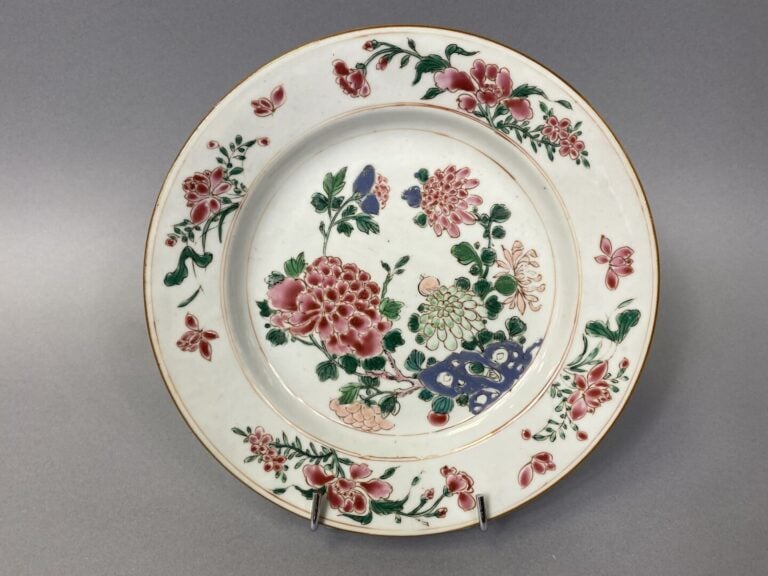 Chine, Compagnie des Indes - Ensemble de deux assiettes en porcelaine émaillée…
