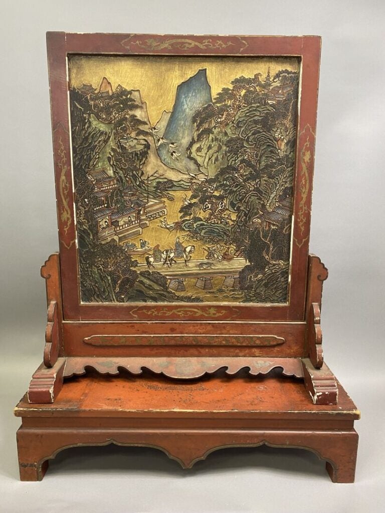 Chine, Coromandel - Ecran en bois laqué dite de Coromandel à décor d'un riche p…