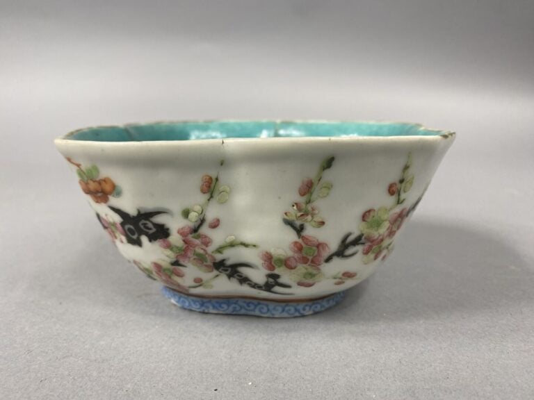 Chine - Coupe quadrilobée en porcelaine à décor de volatiles et branches de cer…