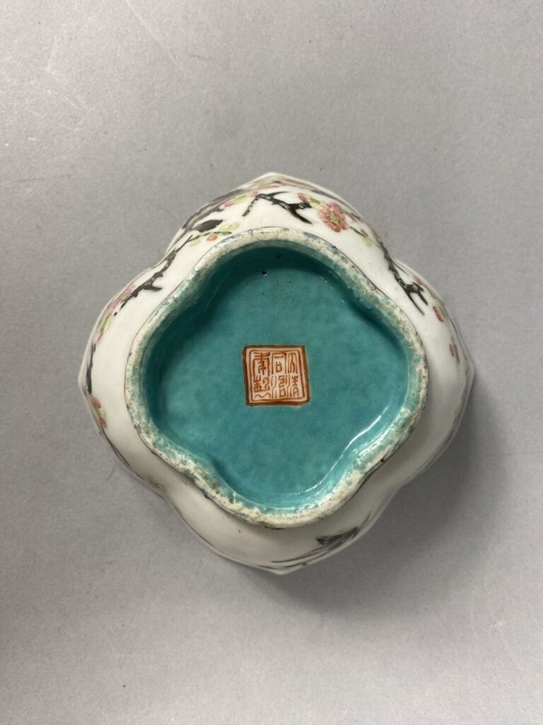 Chine - Coupe quadrilobée en porcelaine à décor de volatiles et branches de cer…