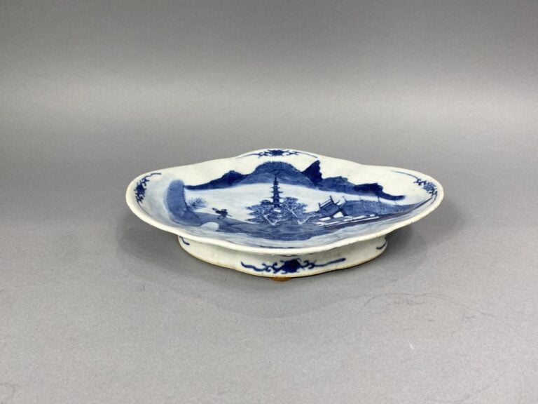 Chine - Coupe sur pied polylobée en porcelaine bleu blanc à décor d'un villageo…